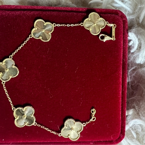 Elegant Gold Flower Bracelet - Picture 10 of 16